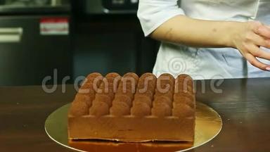 糖果师准备装饰时髦的方形巧克力奶油<strong>慕斯</strong>蛋糕
